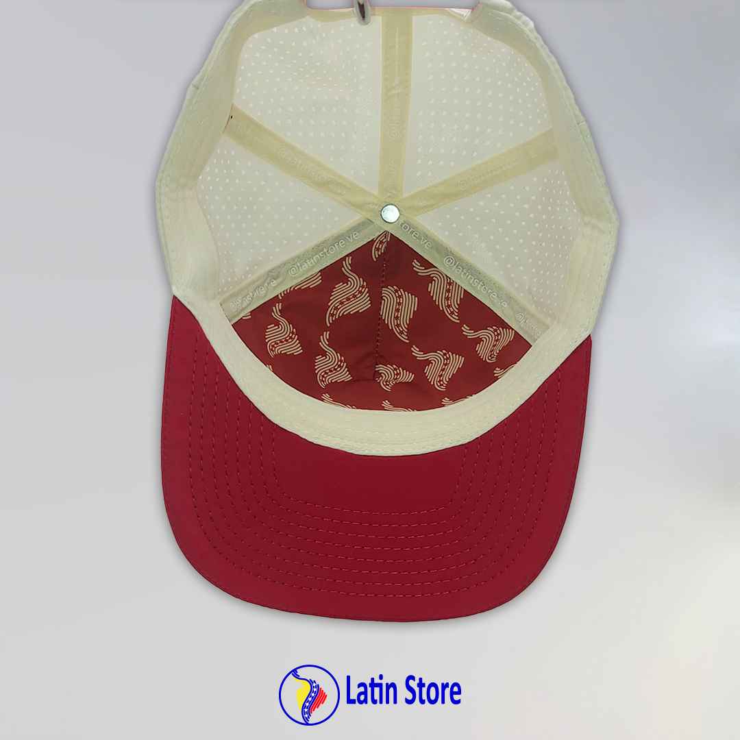 Gorra Latin "Los Buenos Somos más" en Beige y Vinotinto