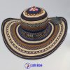 Este Sombrero Vueltiao premium es mucho más que un accesorio; es una pieza de colección que encarna la rica herencia cultural de la nación. Tejido a mano con la técnica ancestral Zenú en auténtica caña flecha, este diseño exclusivo presenta una sofisticada paleta de azul marino, beige y marrón, resaltada por un vibrante remate tricolor en la copa con los colores de la bandera de Colombia. Excelencia Artesanal: Cada sombrero es una obra de arte única, fruto de horas de meticuloso trabajo por maestros artesanos. Calidad y Lujo: El tejido fino y denso asegura una flexibilidad, durabilidad y suavidad inigualables, sintiéndose ligero y cómodo. Símbolo de Identidad: El distintivo patrón geométrico y el detalle tricolor lo convierten en una declaración de orgullo y estilo auténtico. Protección Elegante: Su ala ancha te brinda una excelente sombra, manteniéndote fresca y sofisticada en cualquier ocasión al aire libre. Ideal para: Amantes de la artesanía de lujo, coleccionistas y quienes buscan un accesorio que grite pasión por Colombia con elegancia. ¡Añade esta joya del arte colombiano a tu vida y hazte con tu Sombrero Vueltiao tricolor hoy en LatinStore!