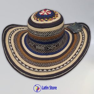 Este Sombrero Vueltiao premium es mucho más que un accesorio; es una pieza de colección que encarna la rica herencia cultural de la nación. Tejido a mano con la técnica ancestral Zenú en auténtica caña flecha, este diseño exclusivo presenta una sofisticada paleta de azul marino, beige y marrón, resaltada por un vibrante remate tricolor en la copa con los colores de la bandera de Colombia. Excelencia Artesanal: Cada sombrero es una obra de arte única, fruto de horas de meticuloso trabajo por maestros artesanos. Calidad y Lujo: El tejido fino y denso asegura una flexibilidad, durabilidad y suavidad inigualables, sintiéndose ligero y cómodo. Símbolo de Identidad: El distintivo patrón geométrico y el detalle tricolor lo convierten en una declaración de orgullo y estilo auténtico. Protección Elegante: Su ala ancha te brinda una excelente sombra, manteniéndote fresca y sofisticada en cualquier ocasión al aire libre. Ideal para: Amantes de la artesanía de lujo, coleccionistas y quienes buscan un accesorio que grite pasión por Colombia con elegancia. ¡Añade esta joya del arte colombiano a tu vida y hazte con tu Sombrero Vueltiao tricolor hoy en LatinStore!