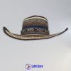 Este Sombrero Vueltiao premium es mucho más que un accesorio; es una pieza de colección que encarna la rica herencia cultural de la nación. Tejido a mano con la técnica ancestral Zenú en auténtica caña flecha, este diseño exclusivo presenta una sofisticada paleta de azul marino, beige y marrón, resaltada por un vibrante remate tricolor en la copa con los colores de la bandera de Colombia. Excelencia Artesanal: Cada sombrero es una obra de arte única, fruto de horas de meticuloso trabajo por maestros artesanos. Calidad y Lujo: El tejido fino y denso asegura una flexibilidad, durabilidad y suavidad inigualables, sintiéndose ligero y cómodo. Símbolo de Identidad: El distintivo patrón geométrico y el detalle tricolor lo convierten en una declaración de orgullo y estilo auténtico. Protección Elegante: Su ala ancha te brinda una excelente sombra, manteniéndote fresca y sofisticada en cualquier ocasión al aire libre. Ideal para: Amantes de la artesanía de lujo, coleccionistas y quienes buscan un accesorio que grite pasión por Colombia con elegancia. ¡Añade esta joya del arte colombiano a tu vida y hazte con tu Sombrero Vueltiao tricolor hoy en LatinStore!