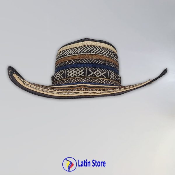 Este Sombrero Vueltiao premium es mucho más que un accesorio; es una pieza de colección que encarna la rica herencia cultural de la nación. Tejido a mano con la técnica ancestral Zenú en auténtica caña flecha, este diseño exclusivo presenta una sofisticada paleta de azul marino, beige y marrón, resaltada por un vibrante remate tricolor en la copa con los colores de la bandera de Colombia. Excelencia Artesanal: Cada sombrero es una obra de arte única, fruto de horas de meticuloso trabajo por maestros artesanos. Calidad y Lujo: El tejido fino y denso asegura una flexibilidad, durabilidad y suavidad inigualables, sintiéndose ligero y cómodo. Símbolo de Identidad: El distintivo patrón geométrico y el detalle tricolor lo convierten en una declaración de orgullo y estilo auténtico. Protección Elegante: Su ala ancha te brinda una excelente sombra, manteniéndote fresca y sofisticada en cualquier ocasión al aire libre. Ideal para: Amantes de la artesanía de lujo, coleccionistas y quienes buscan un accesorio que grite pasión por Colombia con elegancia. ¡Añade esta joya del arte colombiano a tu vida y hazte con tu Sombrero Vueltiao tricolor hoy en LatinStore!