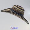 Este Sombrero Vueltiao premium es mucho más que un accesorio; es una pieza de colección que encarna la rica herencia cultural de la nación. Tejido a mano con la técnica ancestral Zenú en auténtica caña flecha, este diseño exclusivo presenta una sofisticada paleta de azul marino, beige y marrón, resaltada por un vibrante remate tricolor en la copa con los colores de la bandera de Colombia. Excelencia Artesanal: Cada sombrero es una obra de arte única, fruto de horas de meticuloso trabajo por maestros artesanos. Calidad y Lujo: El tejido fino y denso asegura una flexibilidad, durabilidad y suavidad inigualables, sintiéndose ligero y cómodo. Símbolo de Identidad: El distintivo patrón geométrico y el detalle tricolor lo convierten en una declaración de orgullo y estilo auténtico. Protección Elegante: Su ala ancha te brinda una excelente sombra, manteniéndote fresca y sofisticada en cualquier ocasión al aire libre. Ideal para: Amantes de la artesanía de lujo, coleccionistas y quienes buscan un accesorio que grite pasión por Colombia con elegancia. ¡Añade esta joya del arte colombiano a tu vida y hazte con tu Sombrero Vueltiao tricolor hoy en LatinStore!
