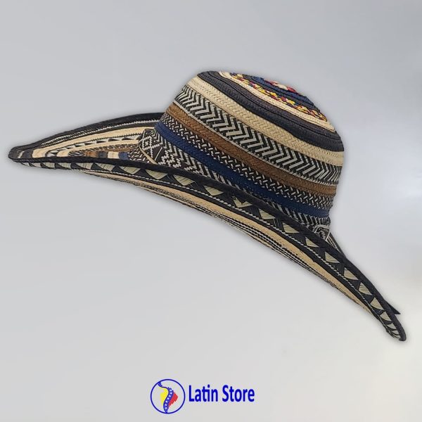 Este Sombrero Vueltiao premium es mucho más que un accesorio; es una pieza de colección que encarna la rica herencia cultural de la nación. Tejido a mano con la técnica ancestral Zenú en auténtica caña flecha, este diseño exclusivo presenta una sofisticada paleta de azul marino, beige y marrón, resaltada por un vibrante remate tricolor en la copa con los colores de la bandera de Colombia. Excelencia Artesanal: Cada sombrero es una obra de arte única, fruto de horas de meticuloso trabajo por maestros artesanos. Calidad y Lujo: El tejido fino y denso asegura una flexibilidad, durabilidad y suavidad inigualables, sintiéndose ligero y cómodo. Símbolo de Identidad: El distintivo patrón geométrico y el detalle tricolor lo convierten en una declaración de orgullo y estilo auténtico. Protección Elegante: Su ala ancha te brinda una excelente sombra, manteniéndote fresca y sofisticada en cualquier ocasión al aire libre. Ideal para: Amantes de la artesanía de lujo, coleccionistas y quienes buscan un accesorio que grite pasión por Colombia con elegancia. ¡Añade esta joya del arte colombiano a tu vida y hazte con tu Sombrero Vueltiao tricolor hoy en LatinStore!